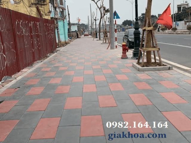 LÁT GẠCH BÊ TÔNG GIẢ ĐÁ 30X50X5 TẠO KHÔNG GIAN SANG TRỌNG